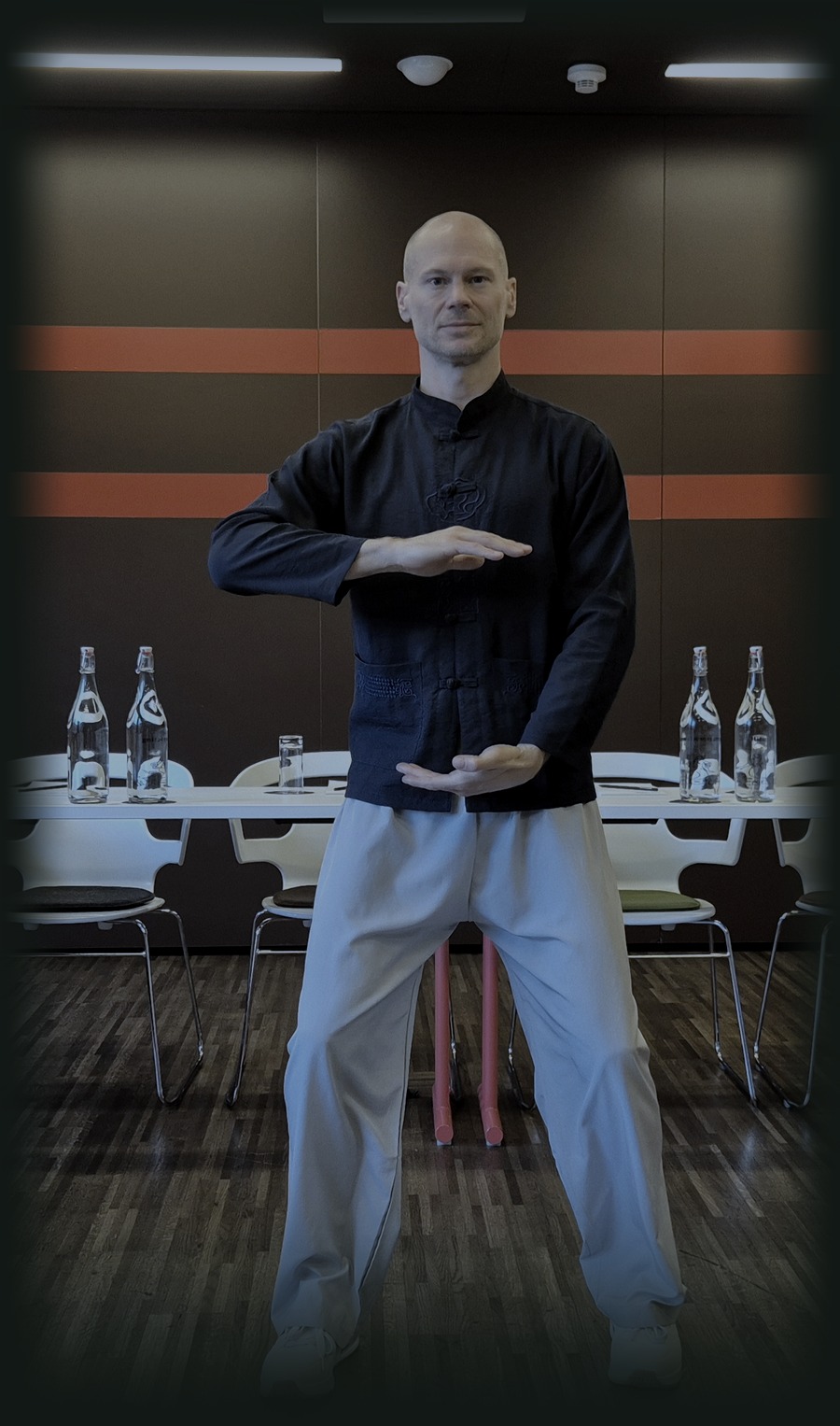 Martin Moor in konzentrierter Qigong-Haltung